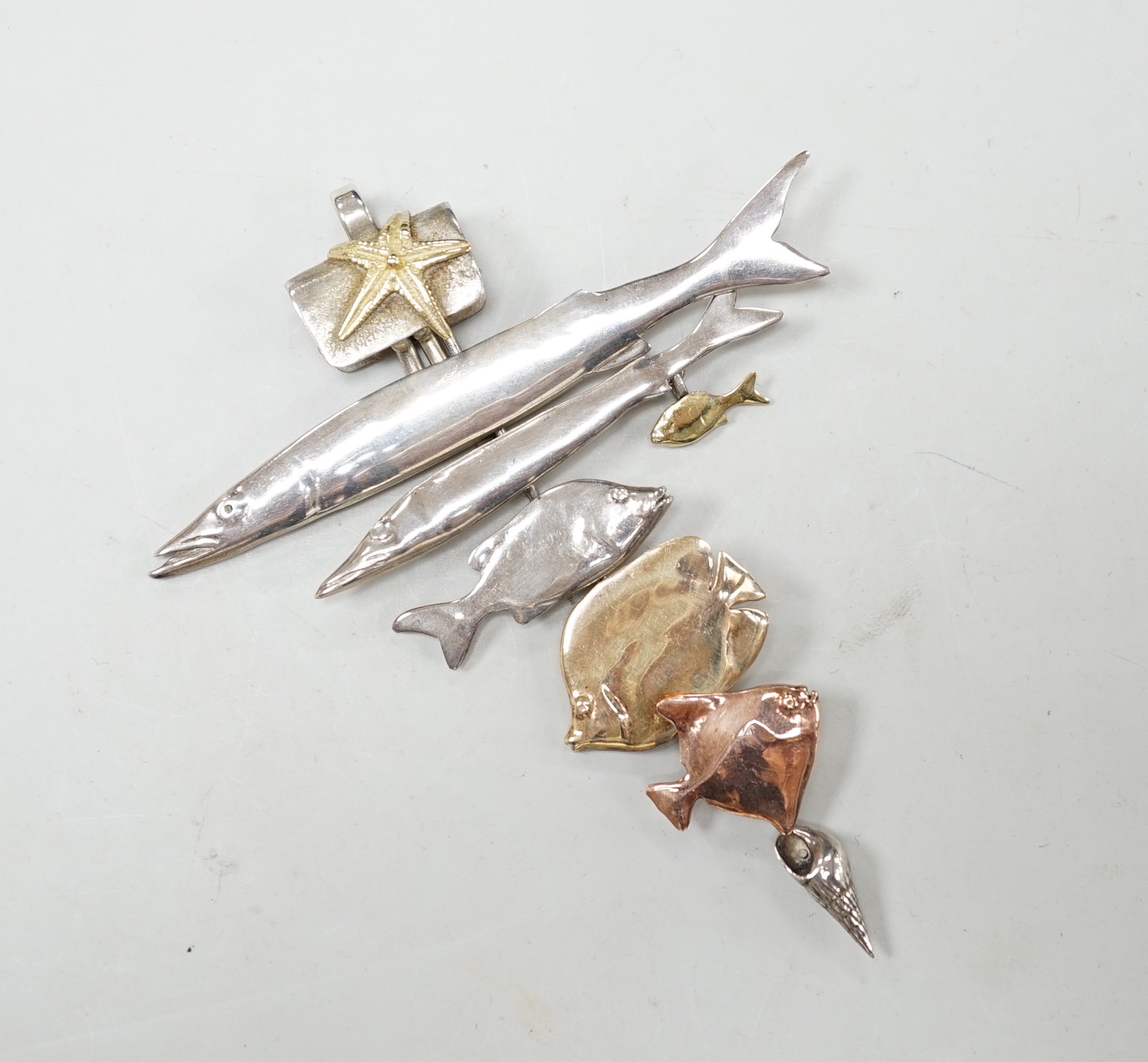 A late 20th century Alan Vallis silver and two colour yellow metal 'Red Sea Shoal' drop pendant, 89mm.